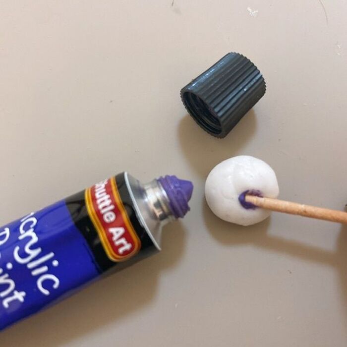 粘土に着色していきます。