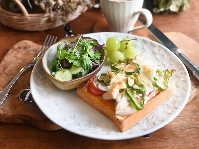 ♪野菜たっぷりサラダチキンのピザトースト♪
