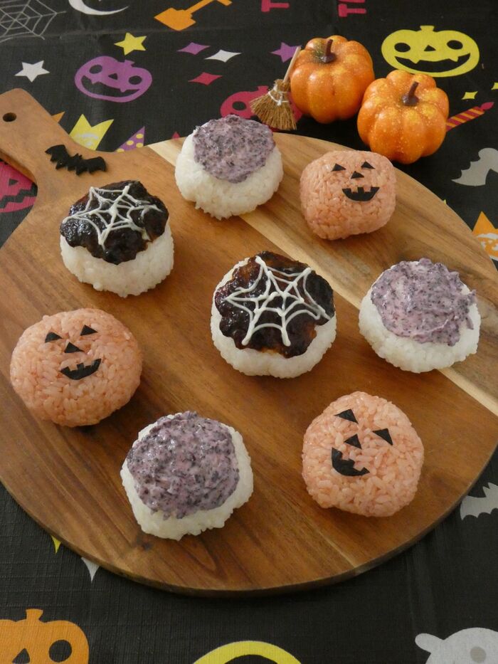 楽しくつくれてパーティにピッタリ!「ハロウィンデコおにぎり」