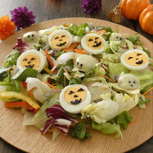 簡単デコの「卵とミートボールおばけのハロウィンサラダ」