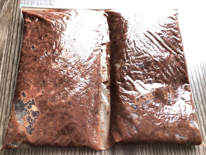 2日程で食べきれない分はささげ(小豆)を煮たらこのように保存袋に入れ平らにして冷凍します
