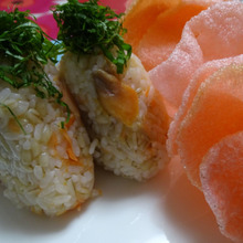 #OnigiriAction 王道!!鮭ては通れない、ハラス握り海老煎餅添え