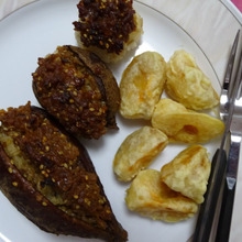 #OnigiriAction アケビの甘辛肉味噌おにぎり、柿の天ぷら添え