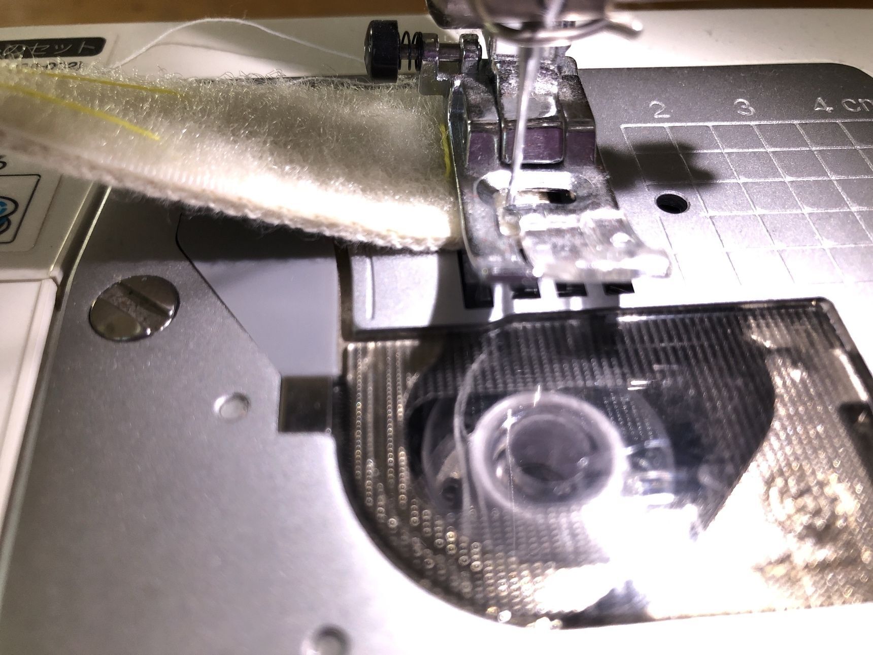 ミシンで縫い、縫い始めと縫い終わりは返し縫いをします