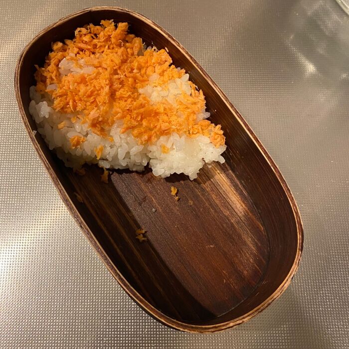 まずはご飯を詰めます。
