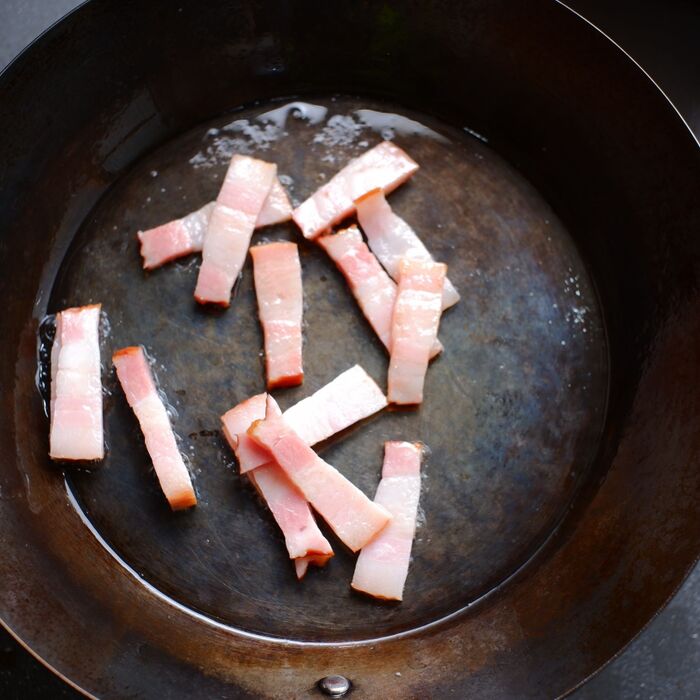ベーコンを炒める