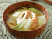 ほっこり具だくさん「ちくわと白菜のみそ汁」