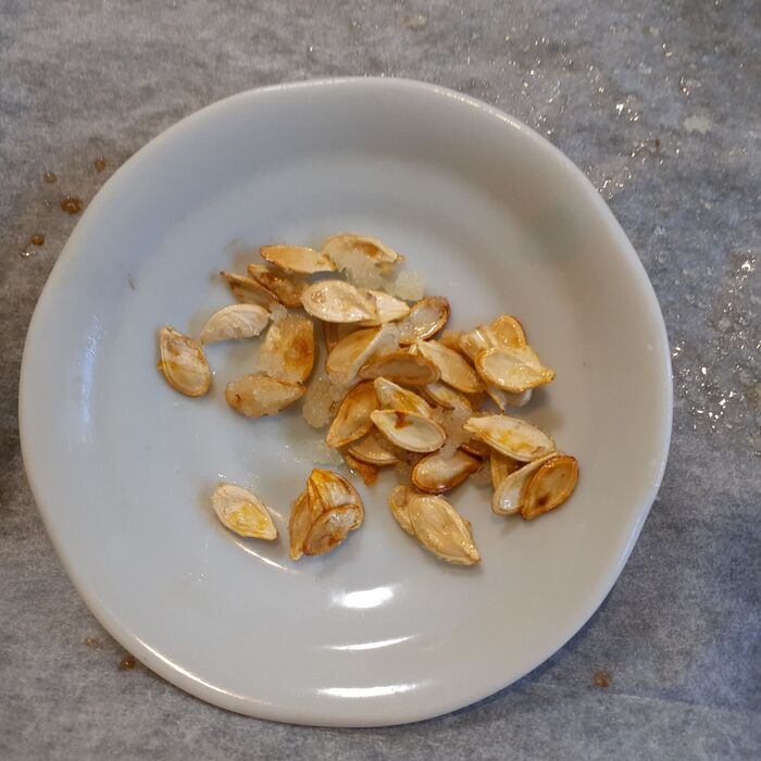 ⑦焼けた【種】に、クッキングシートに染み出たバターに絡め、グラニュー糖をまぶす。