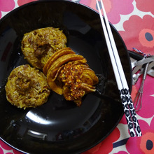 #OnigiriAction タコそばめしにぎり、バターナッツかぼちゃのチップス添え