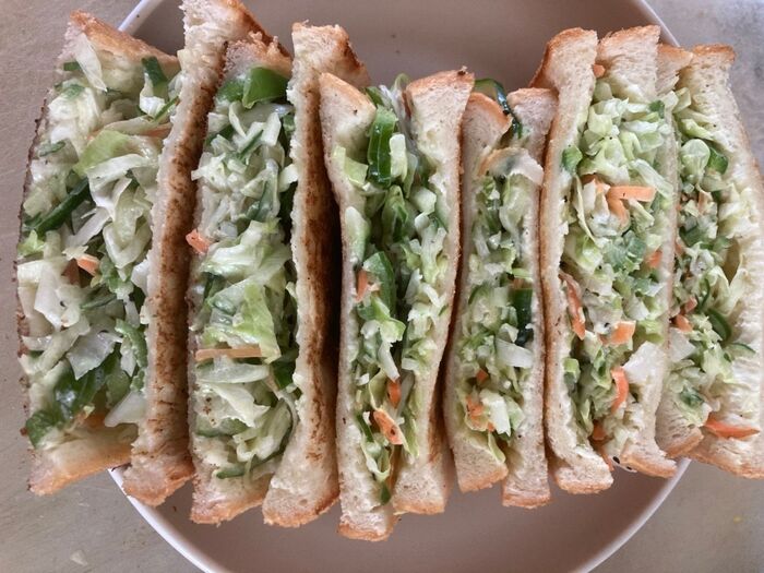 寒い朝は生野菜だけで美味しいホットサンド♪