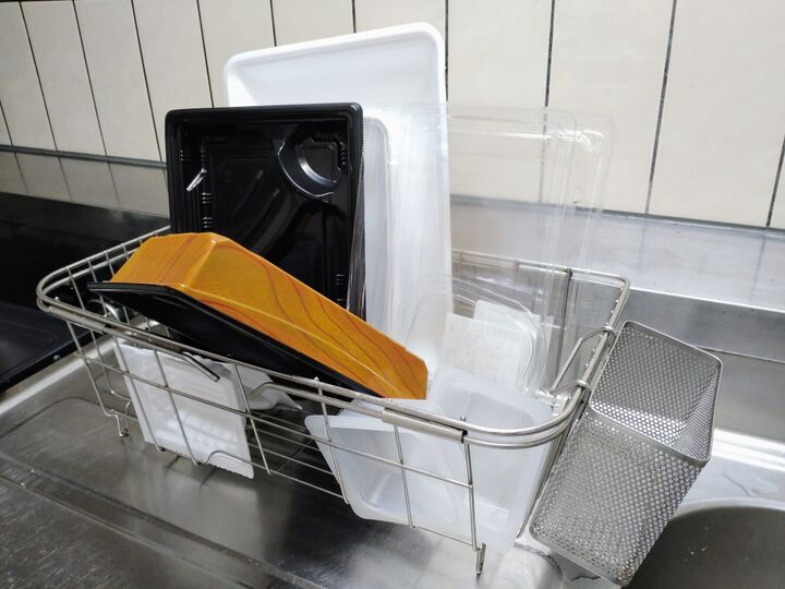 ウソ！あっさり解決しちゃった！！キッチンを占領する「洗ったプラ容器」を最速で乾燥できる荒ワザとは？