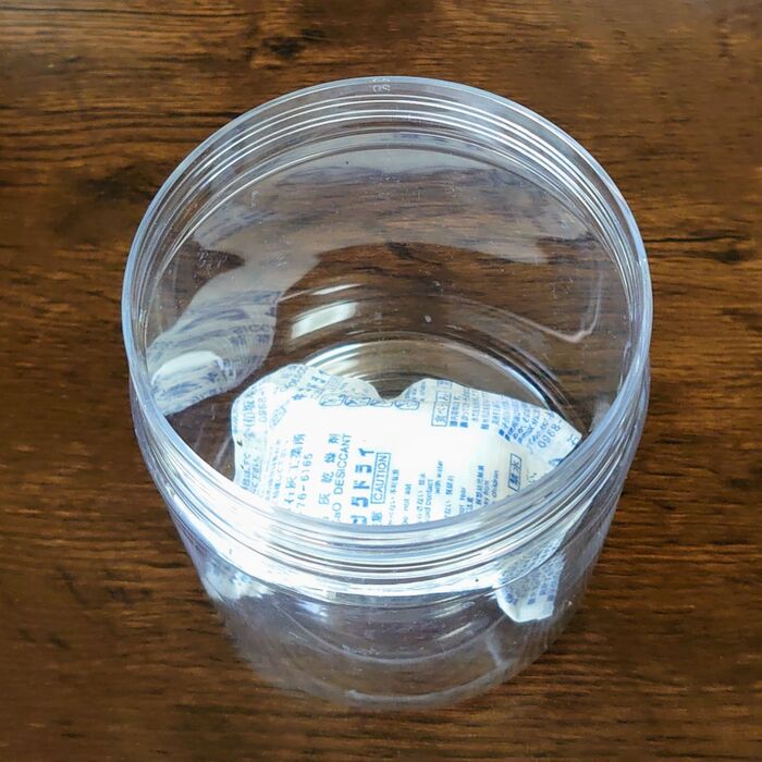 コレは海苔の空き容器‥‥底に1つ入れて