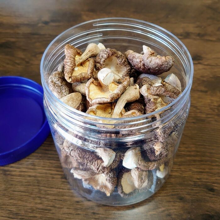 椎茸投入。コレで干し椎茸の完成!