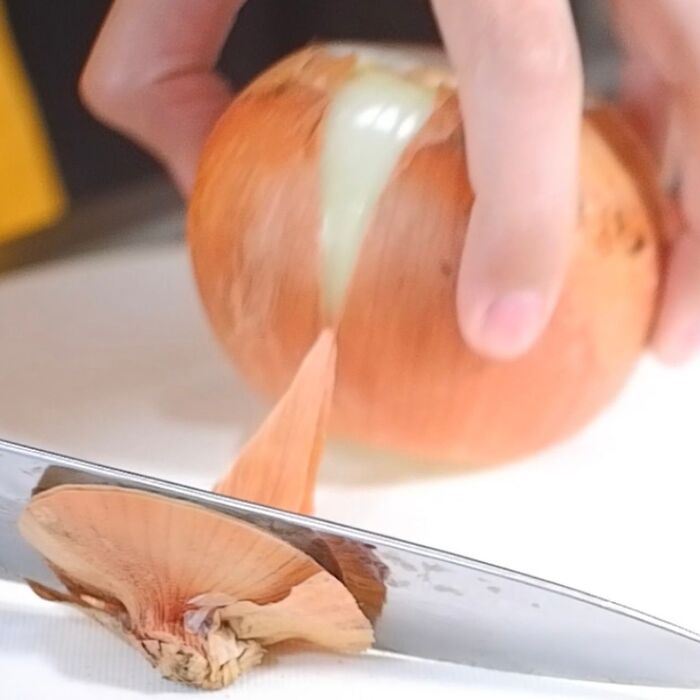 皮を押さえてめくる