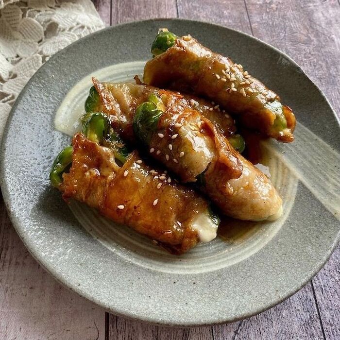 お弁当にもおすすめ!チーズを詰めたピーマンの肉巻き