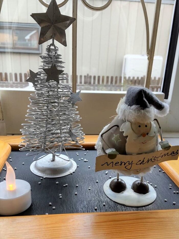 在庫の雑貨で少し早めのクリスマス飾りです。