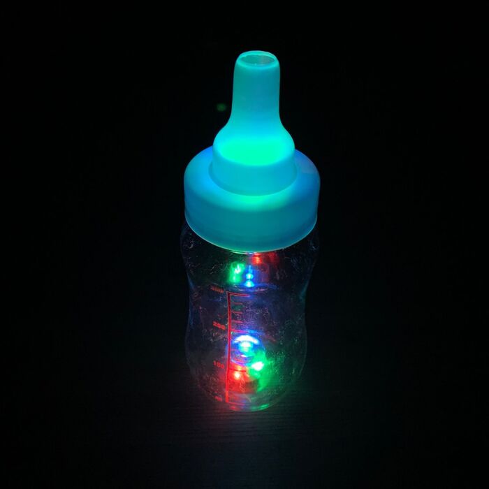 暗闇に光る哺乳瓶ドリンクの容器