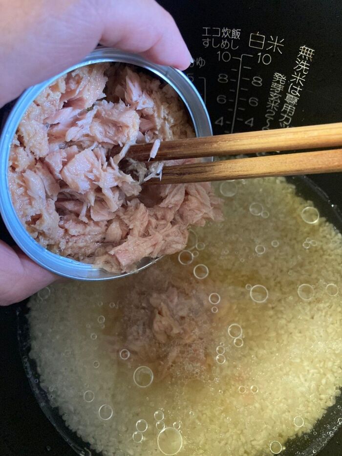 通常の水加減をしたところにシーチキンを缶詰の汁ごと投入♪
