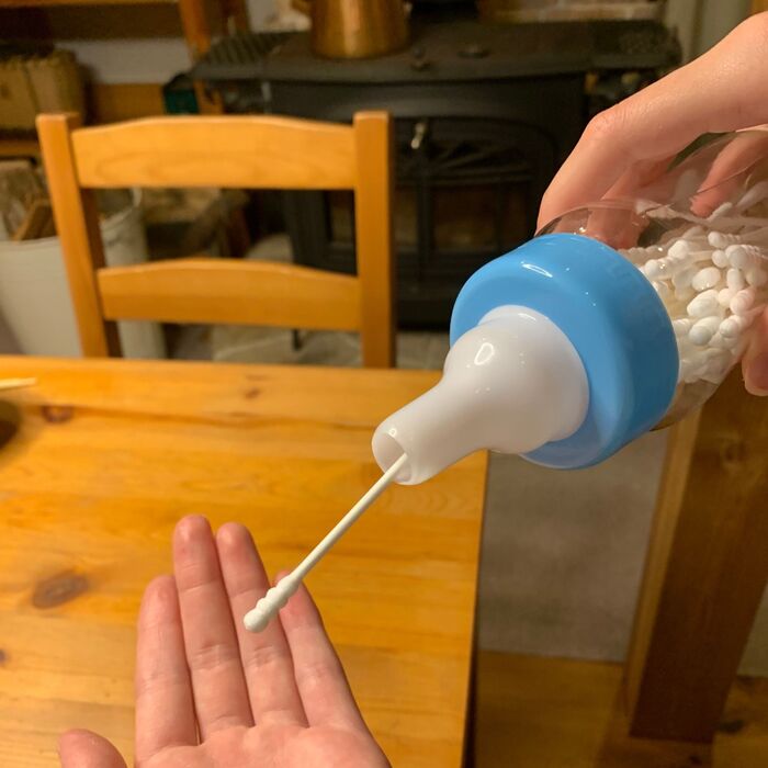 手のひらにトントンと振ると、スルリと出てきます。