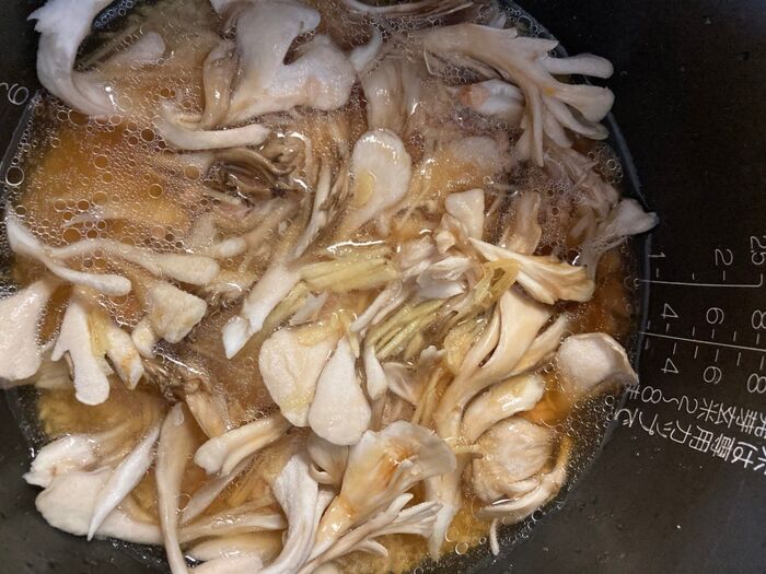 舞茸も投入し、千切りにした生姜を散らして炊飯する