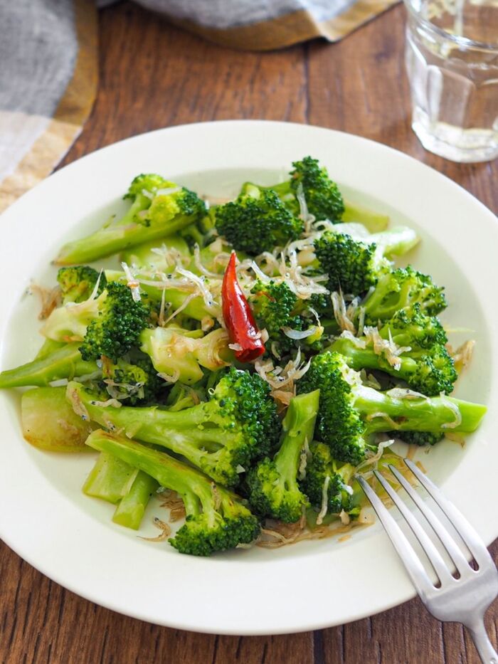 栄養とおいしさ引き立つ!ブロッコリーとじゃこのペペロンチーノ