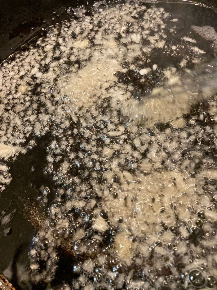 フライパンにサラダ油とごま油を入れて生姜ニンニクを炒める