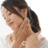 年齢は首に現れる!?首のシワやたるみの原因と対策を解説