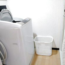 着替えを置く場所がない…狭い洗面所のお悩みを100均で解決!簡単ハンモック風収納