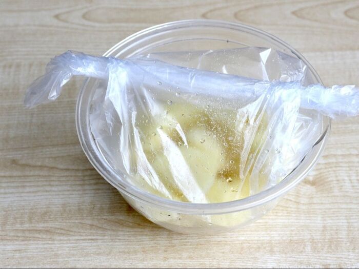 じゃがいもを電子レンジにかける。