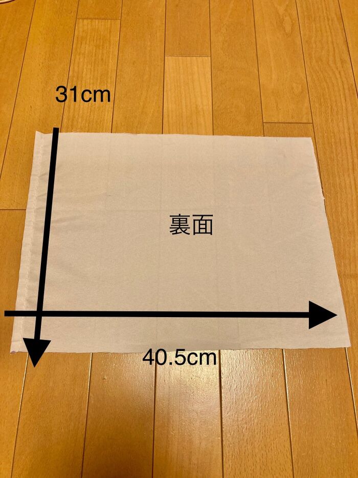 ④繋いだ表面と同じ大きさに、裏面、キルト芯、裏布をカットする。