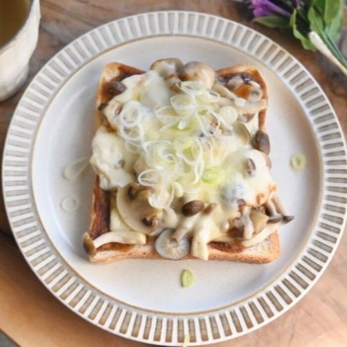 朝ごはんやランチにも♪きのこの味噌マヨチーズトースト♪