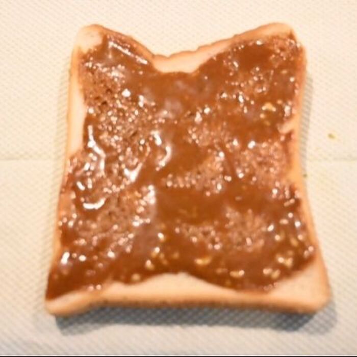 パンに混ぜた味噌とマヨネーズをぬります