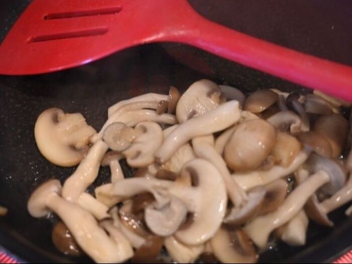 少ししんなりするまで炒めます