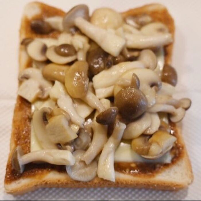パンに炒めたきのこ類を乗せます