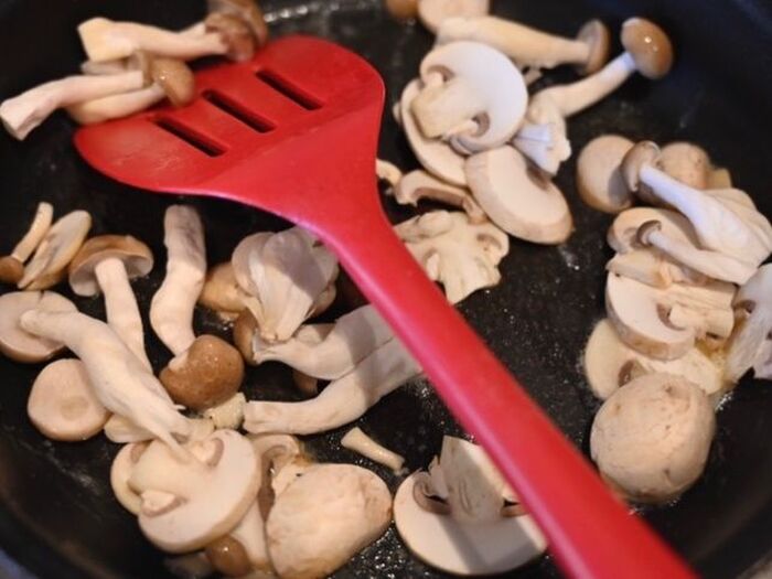 きのこ類を炒めます