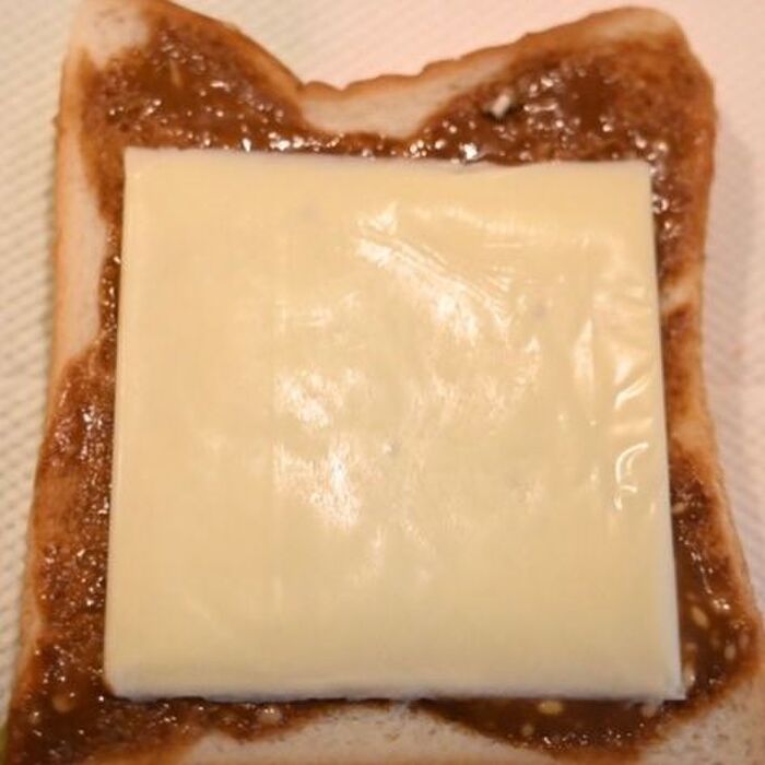 とろけるチーズ、またはピザチーズを乗せます