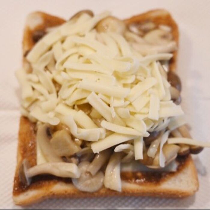 ピザチーズを乗せて、焼きます