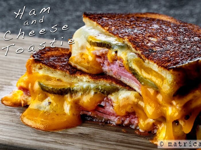 とろける魔力☆ハム&チェダー×エメンタールのトースティ