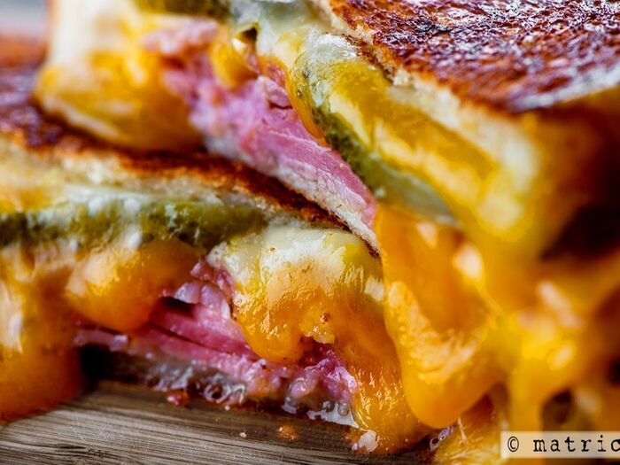 バターの香りとたっぷりハム&チーズがたまりません!