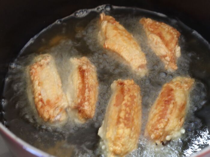 粉をまぶして揚げる。