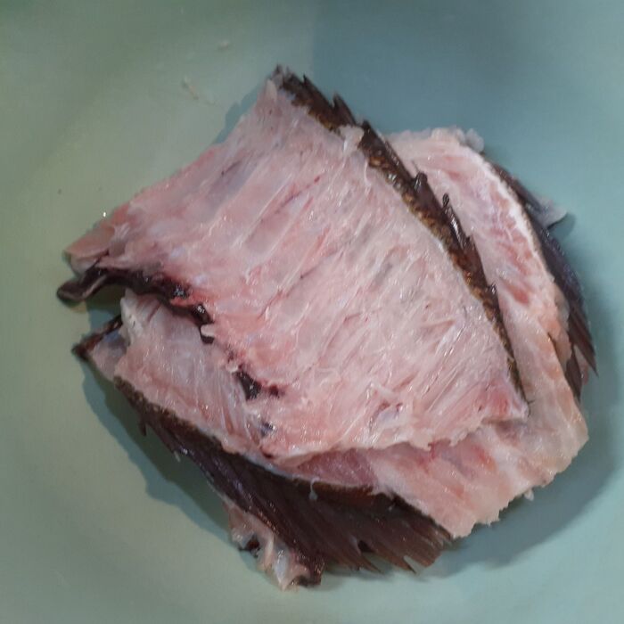 ②中落ち部分を骨と身に分ける(身をスプーンで剥がす)