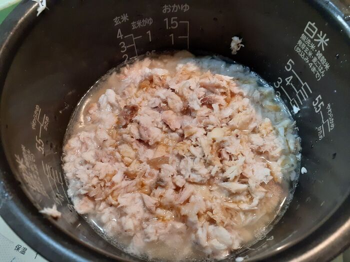 ①洗ったお米に、鯛骨昆布出汁&鯛頭ほぐし身&醤油&塩を加えて炊く。