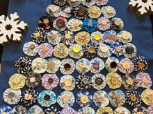 100均ミニカーテンでクリスマスハンドメイド!ヨーヨーキルトのカントリーツリー^_^