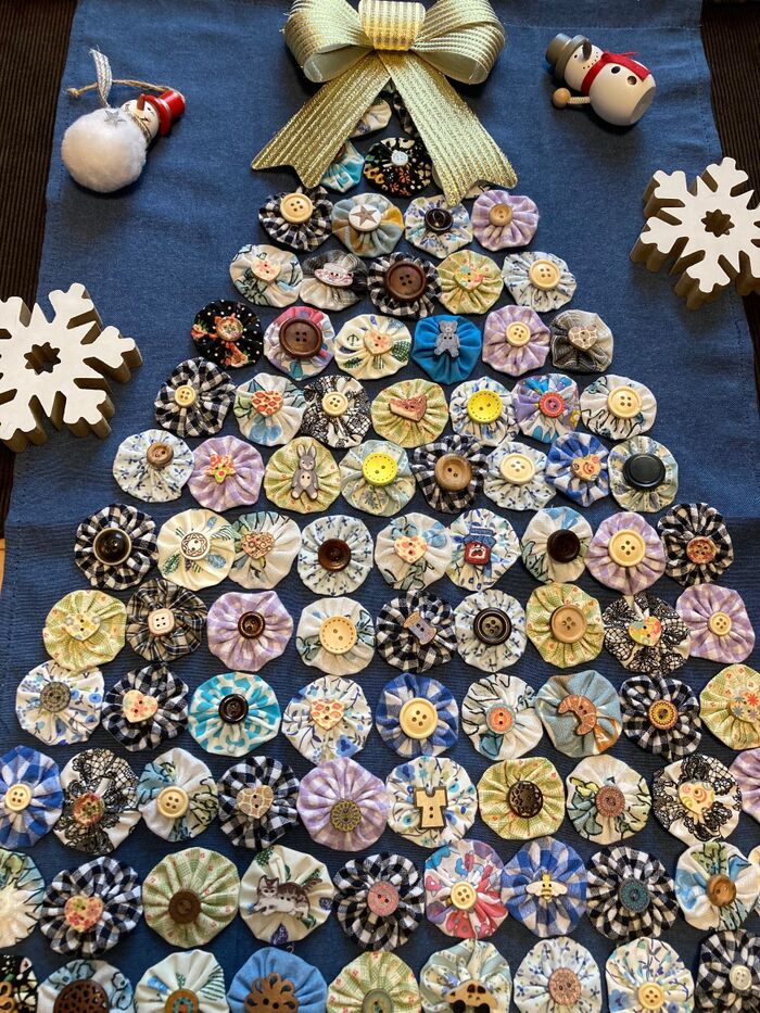 100均ミニカーテンでクリスマスハンドメイド!ヨーヨーキルトのカントリーツリー^_^