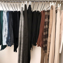 【クローゼット】ハンガーを揃えたのにスッキリしないクローゼット。重要なのは「パンツのかけ方」