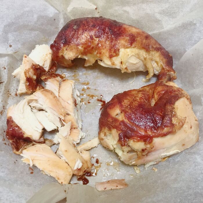 チキンを大中小のサイズに切り分け、骨を別にとっておく