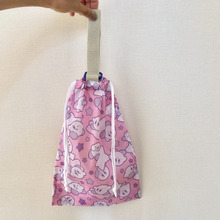 【100均】推しキャラの巾着を活用♪手縫いで10分もあれば作れちゃう《上靴入れ》