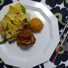 夜サラダ「ドリトスサラダ クスクスTaboulé 蓮根クリスピーチップス」