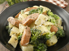 レンチンでパパッと作る「ウィンナーとじゃが芋のホットサラダ」