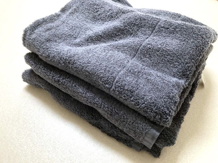 もう「クサッ!!」と言わせない!部屋干しの生乾きから卒業!ハンガー干しの「バスタオル」でも乾きやすいコツ3つ